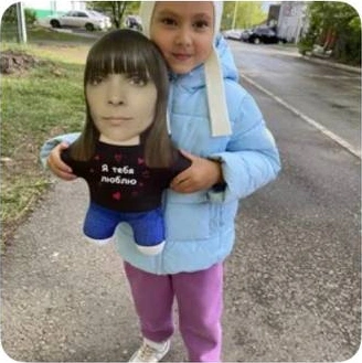 Девочка держит MiniME — фото из отзыва Ольги Р.